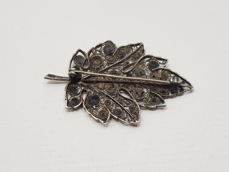 YAPRAK FORMLU GÜVERSE İŞÇİLİKLİ ANTİKA GÜMÜŞ BROŞ