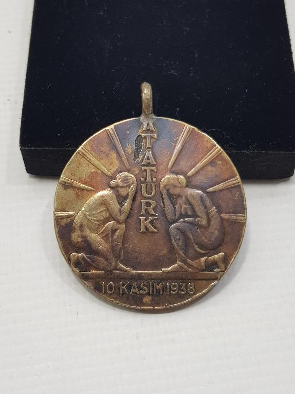 10 KASIM 1938 ATATÜRK, KURTARDIĞIN TÜRK KADINI SANA BAĞLILIĞINI SUNAR MADALYON