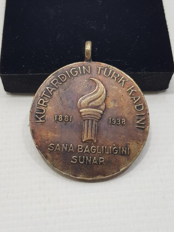 10 KASIM 1938 ATATÜRK, KURTARDIĞIN TÜRK KADINI SANA BAĞLILIĞINI SUNAR MADALYON