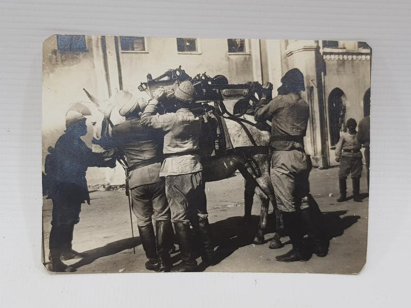 ÇANAKKALE SAVAŞI TÜRK ASKERLER KATIRA AĞIR SİLAH YÜKLERKEN