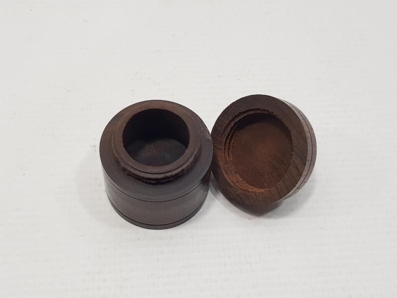 PELESENK AĞACINDAN YAPILMIŞ ENFİYE KUTUSU