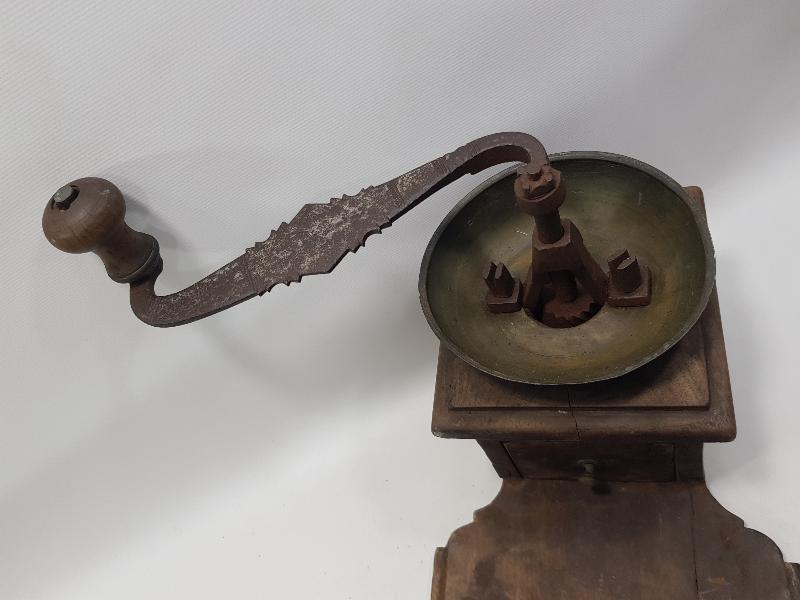 OSMANLICA YAZILI VE DAMGALI NADİR OTURAK KAHVE DEĞİRMENİ