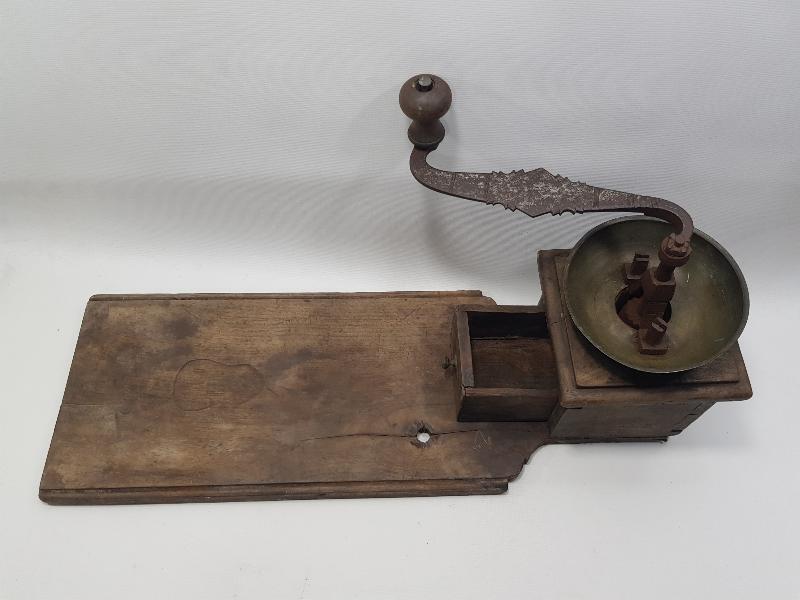 OSMANLICA YAZILI VE DAMGALI NADİR OTURAK KAHVE DEĞİRMENİ