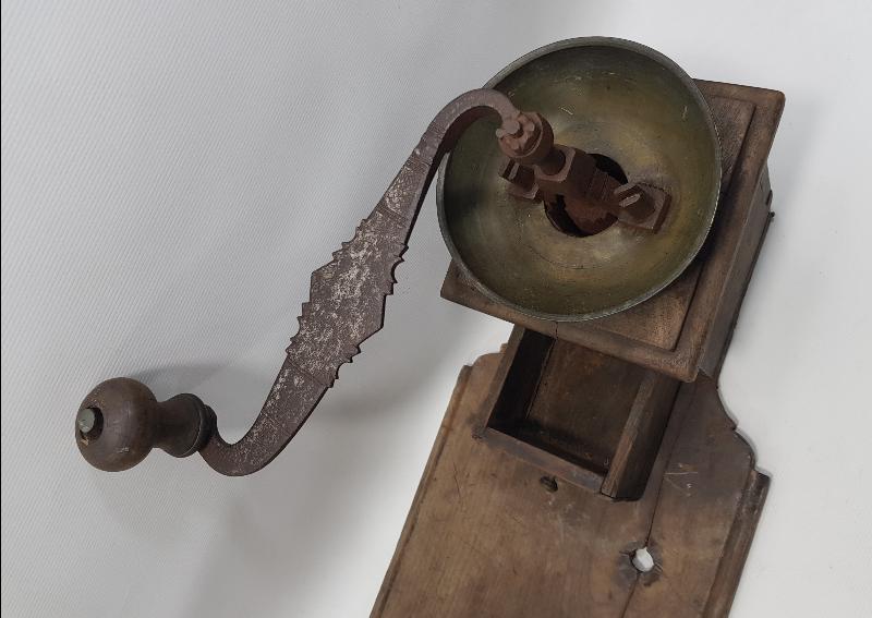 OSMANLICA YAZILI VE DAMGALI NADİR OTURAK KAHVE DEĞİRMENİ