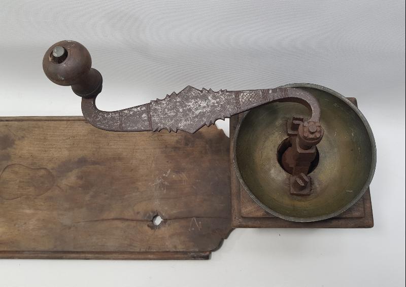 OSMANLICA YAZILI VE DAMGALI NADİR OTURAK KAHVE DEĞİRMENİ