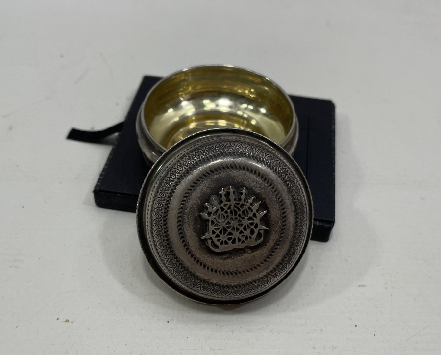 İÇİ ALTIN VERMEYLİ ANTİKA GÜMÜŞ KAPAKLI KUTU