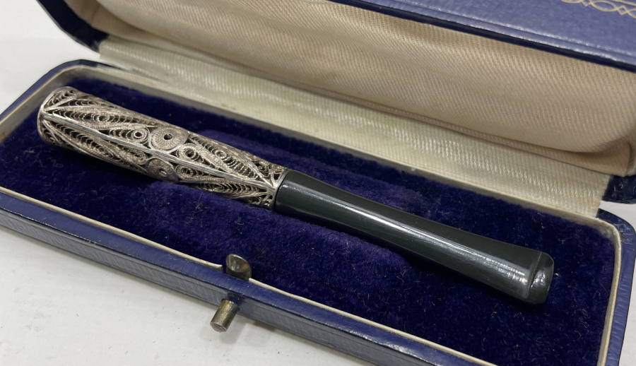 ORJİNAL KUTUSUNDA OSMANLI DÖNEMİ TELKARİ İŞÇİLİKLİ GÜMÜŞ SİGARA AĞIZLIĞI