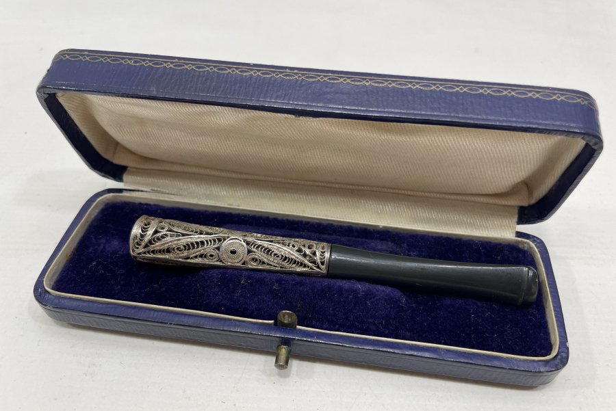 ORJİNAL KUTUSUNDA OSMANLI DÖNEMİ TELKARİ İŞÇİLİKLİ GÜMÜŞ SİGARA AĞIZLIĞI