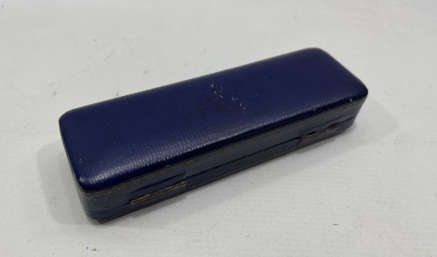 ORJİNAL KUTUSUNDA OSMANLI DÖNEMİ TELKARİ İŞÇİLİKLİ GÜMÜŞ SİGARA AĞIZLIĞI