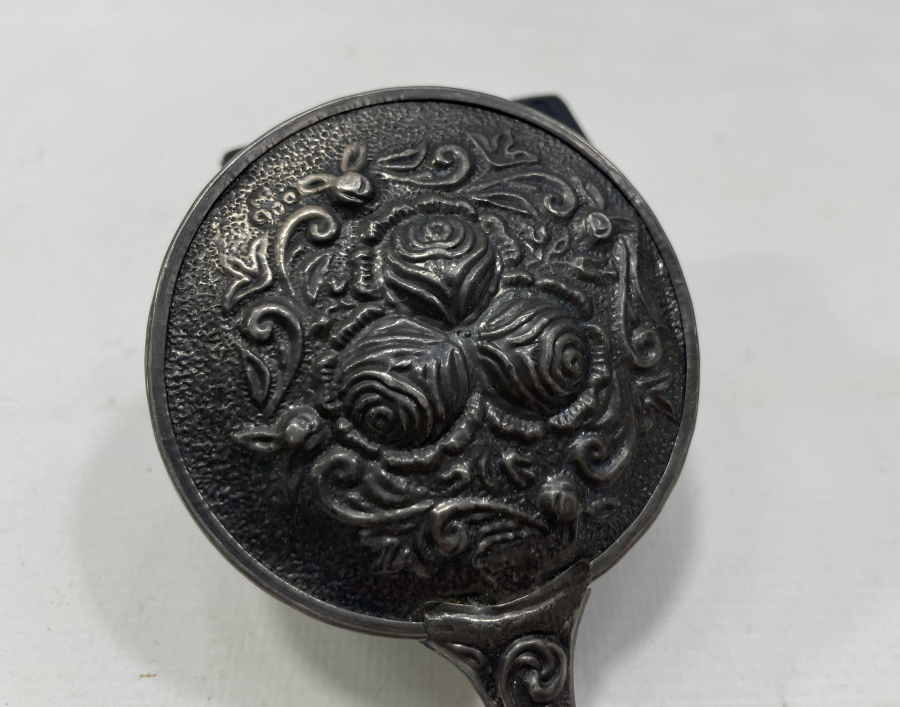 ÜZERİ KABARTMA İŞÇİLİKLİ GÜMÜŞ EL AYNASI