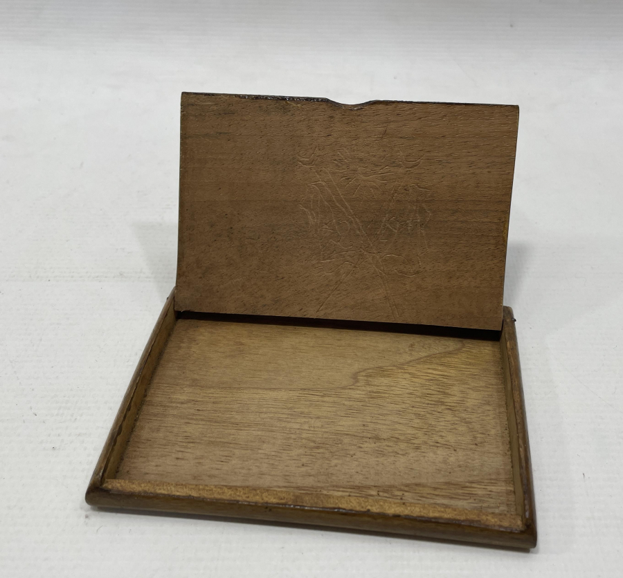 İÇİNDE MEŞRUTİYET SANCAĞI BULUNAN OSMANLI DÖNEMİ RUM İŞİ TÜTÜN TABAKASI