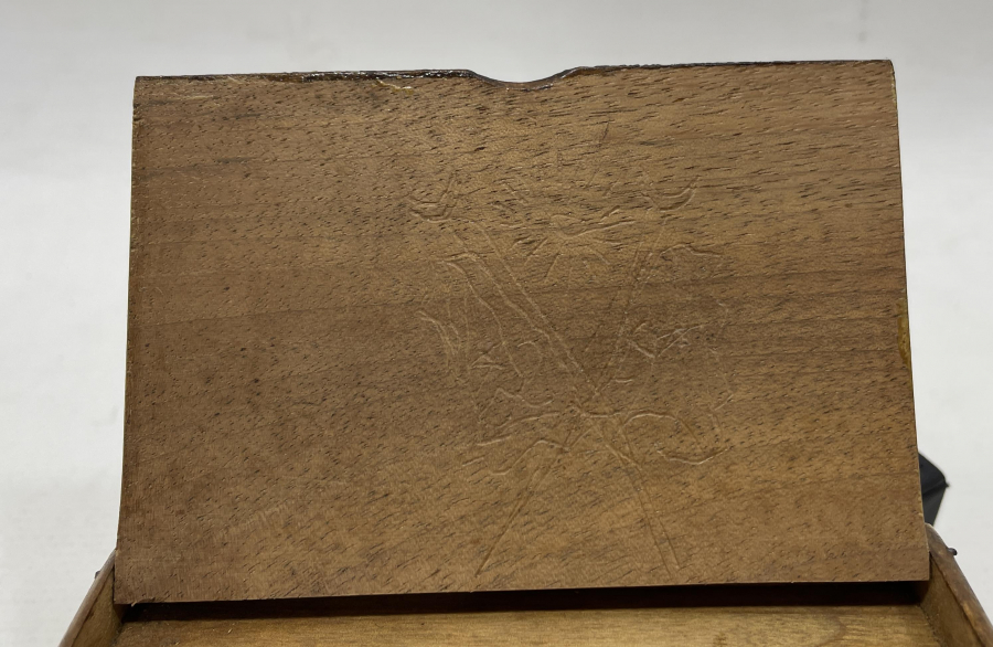 İÇİNDE MEŞRUTİYET SANCAĞI BULUNAN OSMANLI DÖNEMİ RUM İŞİ TÜTÜN TABAKASI