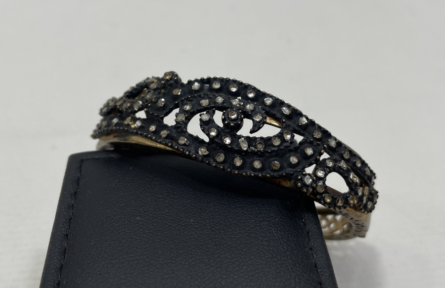 ÜZERİ ELMAS TAŞLI BİLEZİK