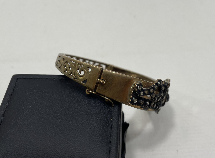 ÜZERİ ELMAS TAŞLI BİLEZİK