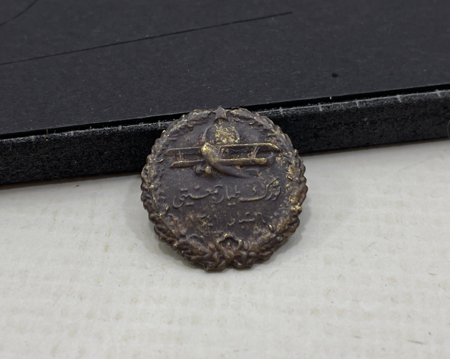 ÜZERİ OSMANLICA YAZILI NADİR TEYYARE CEMİYETİ ROZETİ