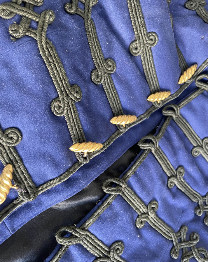 ABDÜLHAMİD HAN DÖNEMİ TOMBAK DÜĞMELİ VE İBRİŞİM İŞLEMELİ ÇOK NADİR SUBAY KIYAFETİ