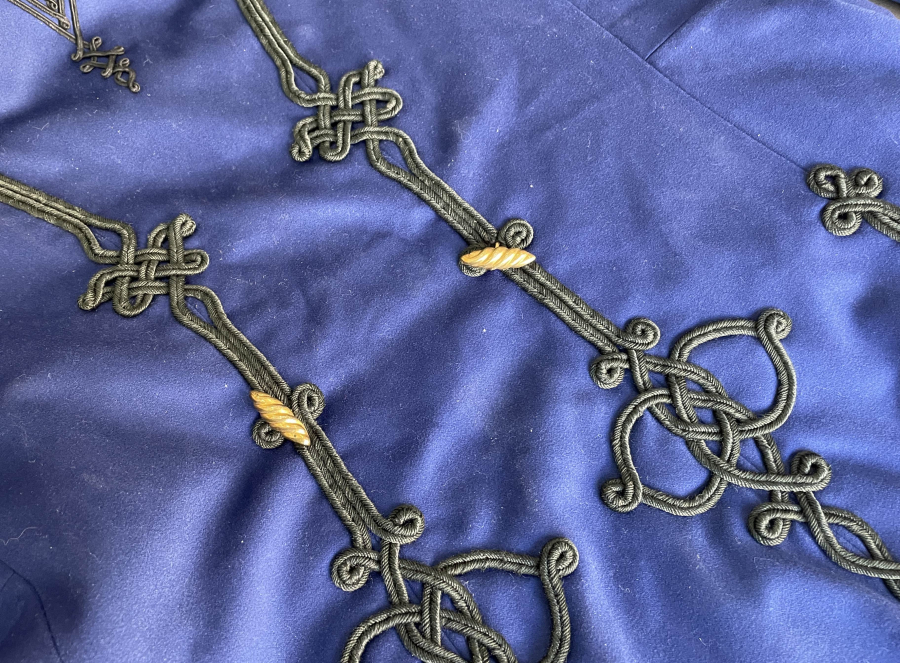 ABDÜLHAMİD HAN DÖNEMİ TOMBAK DÜĞMELİ VE İBRİŞİM İŞLEMELİ ÇOK NADİR SUBAY KIYAFETİ