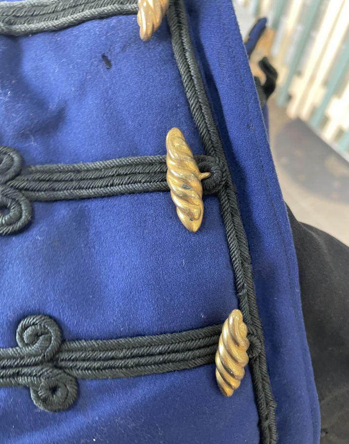 ABDÜLHAMİD HAN DÖNEMİ TOMBAK DÜĞMELİ VE İBRİŞİM İŞLEMELİ ÇOK NADİR SUBAY KIYAFETİ