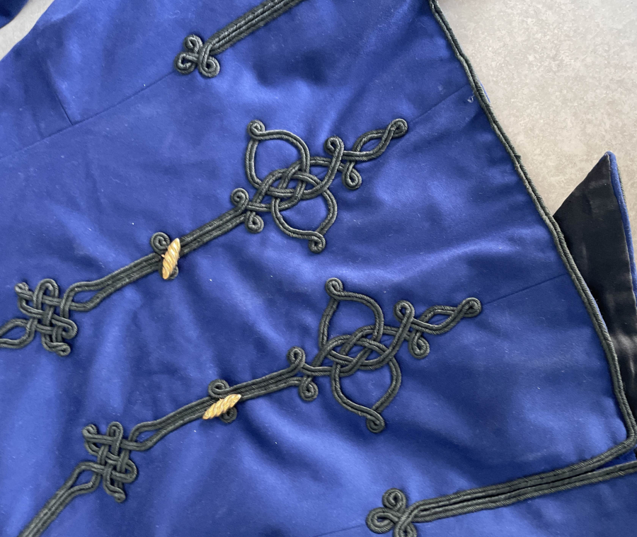 ABDÜLHAMİD HAN DÖNEMİ TOMBAK DÜĞMELİ VE İBRİŞİM İŞLEMELİ ÇOK NADİR SUBAY KIYAFETİ