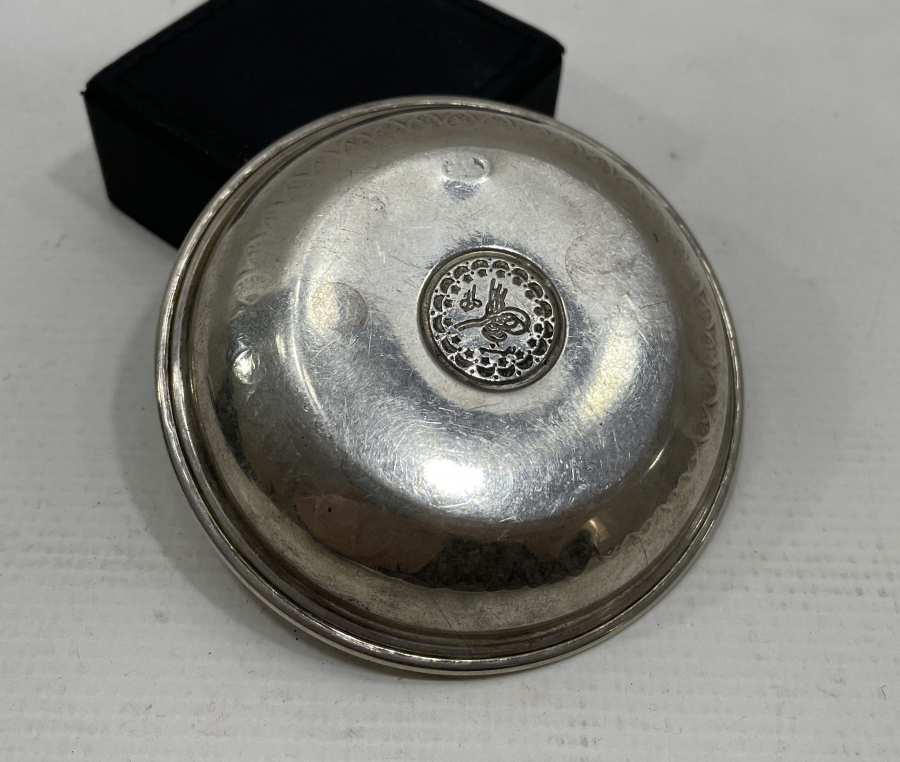 ORTASI TUĞRALI GÜMÜŞ KINA TASI