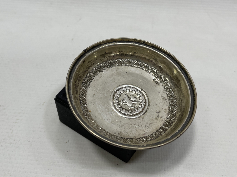 ORTASI TUĞRALI GÜMÜŞ KINA TASI