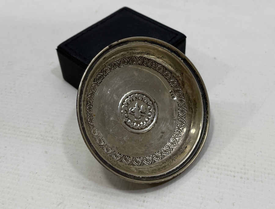 ORTASI TUĞRALI GÜMÜŞ KINA TASI