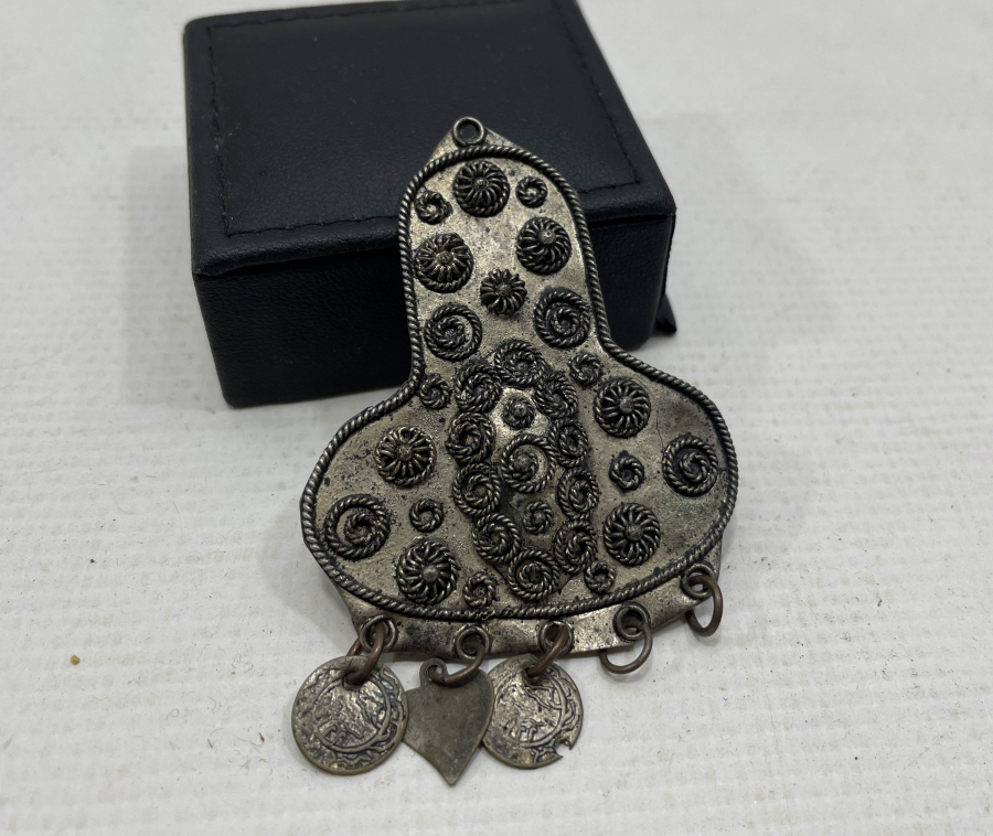 ÜZERİ GÜVERSE İŞÇİLİKLİ OSMANLI DÖNEMİ MEVLEVİ SİKKESİ FORMUNDA KOLYE