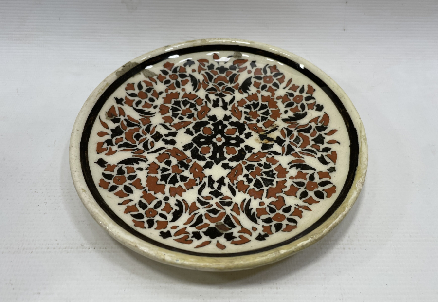 ÜZERİ HAÇ MOTİFLİ AZİM USTA İŞİ KÜTAHYA DUVAR TABAĞI