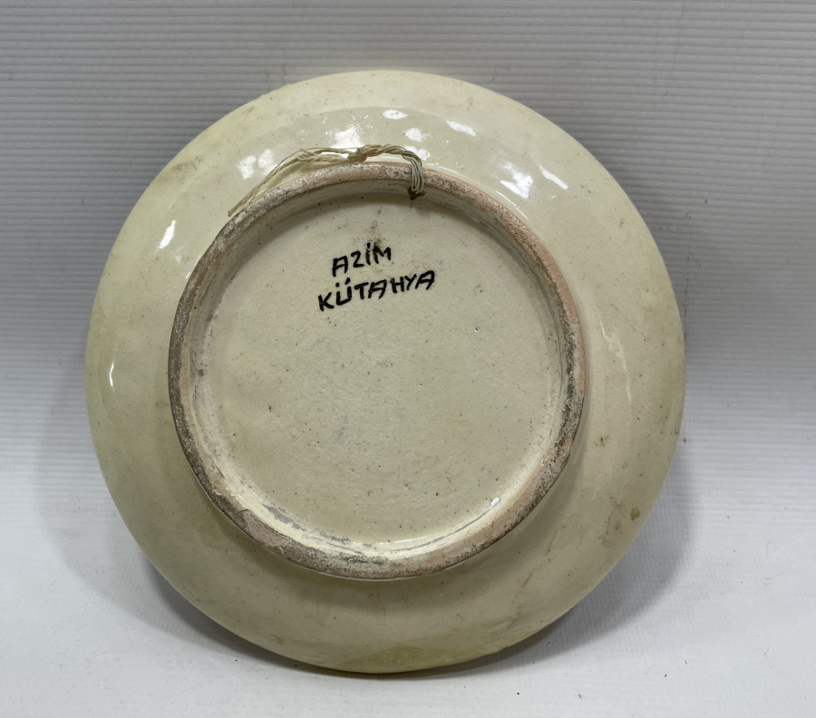 ÜZERİ HAÇ MOTİFLİ AZİM USTA İŞİ KÜTAHYA DUVAR TABAĞI