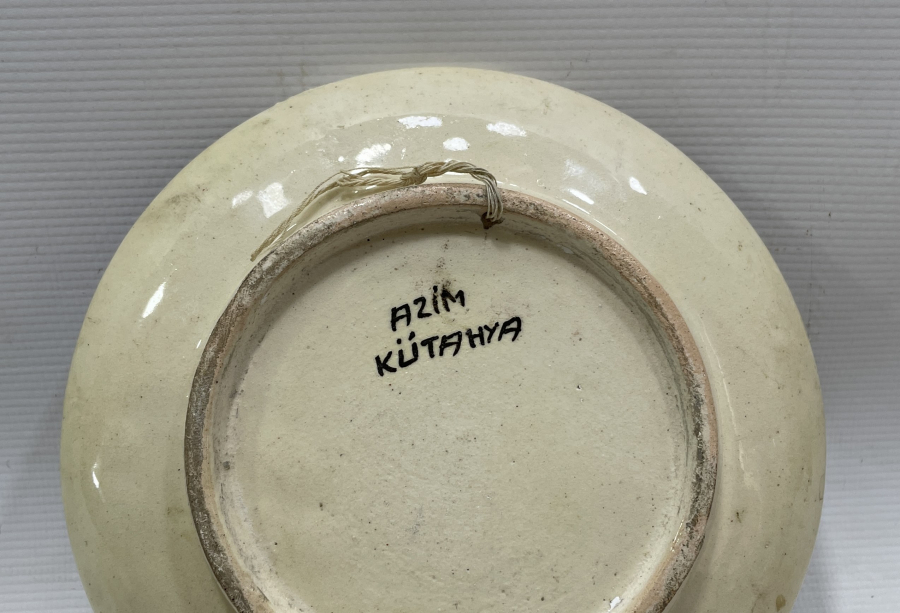 ÜZERİ HAÇ MOTİFLİ AZİM USTA İŞİ KÜTAHYA DUVAR TABAĞI