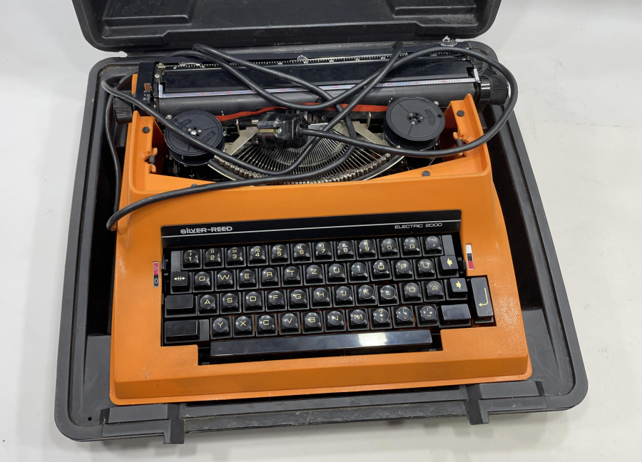 ÇİL KONDİSYONDA  BÜYÜK BOY ANTİKA ELEKTRİKLİ DAKTİLO