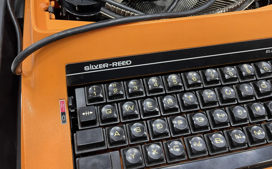 ÇİL KONDİSYONDA  BÜYÜK BOY ANTİKA ELEKTRİKLİ DAKTİLO