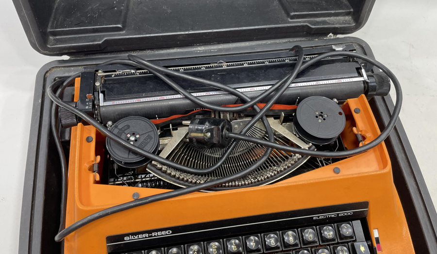 ÇİL KONDİSYONDA  BÜYÜK BOY ANTİKA ELEKTRİKLİ DAKTİLO