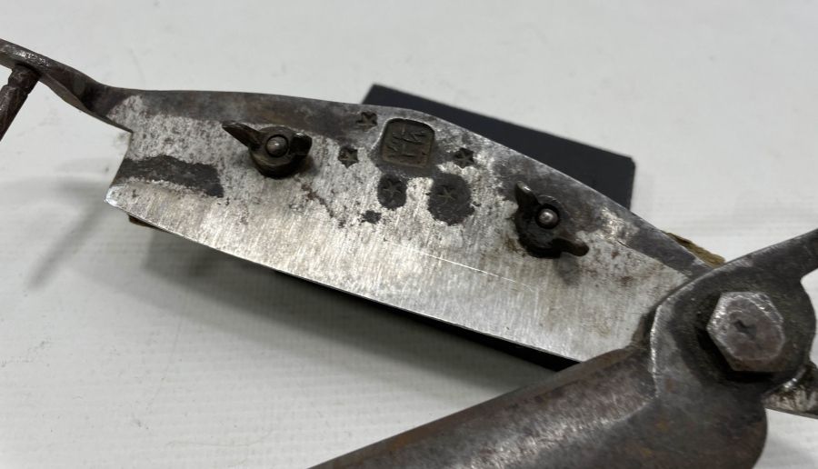 OSMANLI DÖNEMİ ÜZERİ OSMANLICA YAZILI NADİR HEREKE İŞİ HALI MAKASI