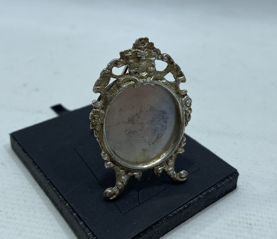 ÜZERİ KABARTMA İŞÇİLİKLİ GÜMÜŞ MASA ÜSTÜ FOTOĞRAF ÇERÇEVESİ