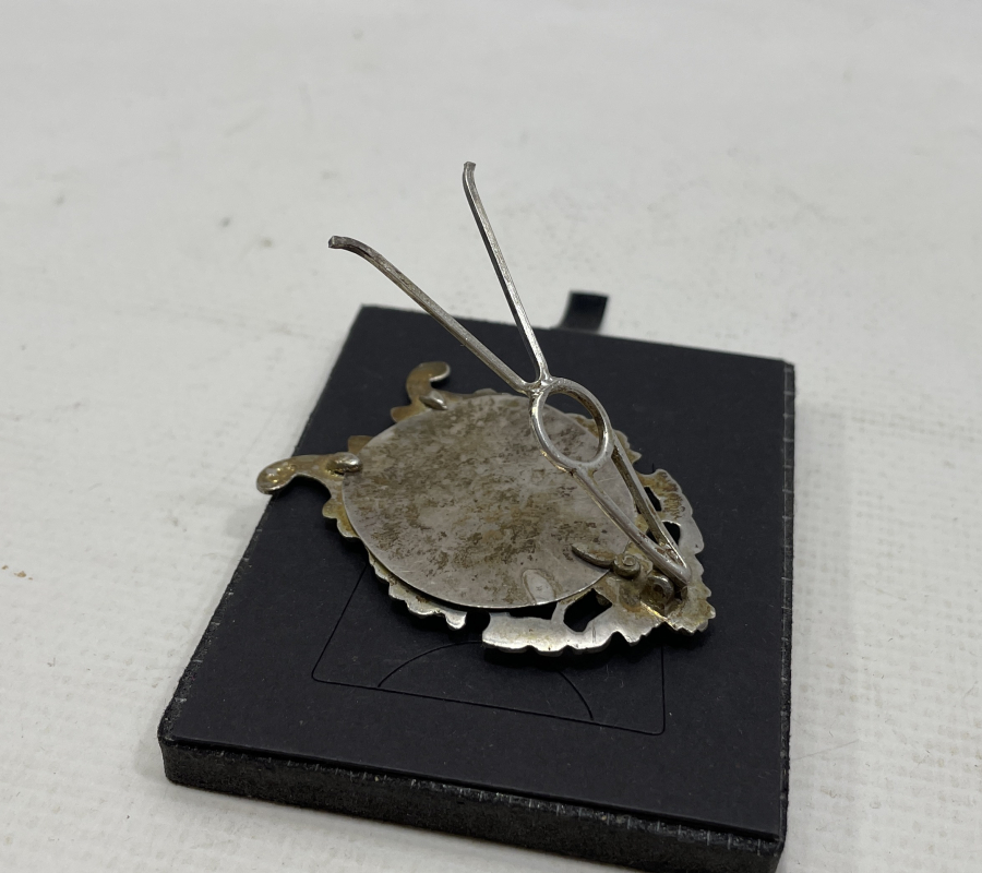 ÜZERİ KABARTMA İŞÇİLİKLİ GÜMÜŞ MASA ÜSTÜ FOTOĞRAF ÇERÇEVESİ