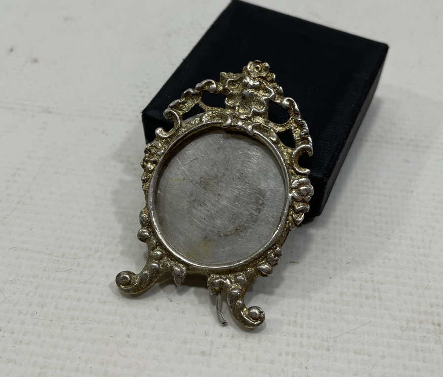 ÜZERİ KABARTMA İŞÇİLİKLİ GÜMÜŞ MASA ÜSTÜ FOTOĞRAF ÇERÇEVESİ