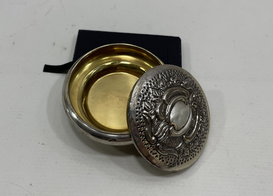 İÇİ ALTIN VERMEYLİ KAPAKLI GÜMÜŞ KUTU