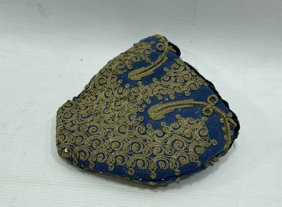 OSMANLI DÖNEMİ ÇUHA ÜZERİ SIRMA İŞÇİLİKLİ KESE