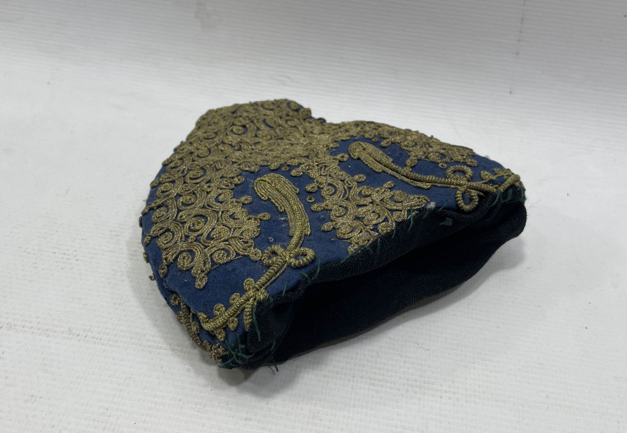 OSMANLI DÖNEMİ ÇUHA ÜZERİ SIRMA İŞÇİLİKLİ KESE