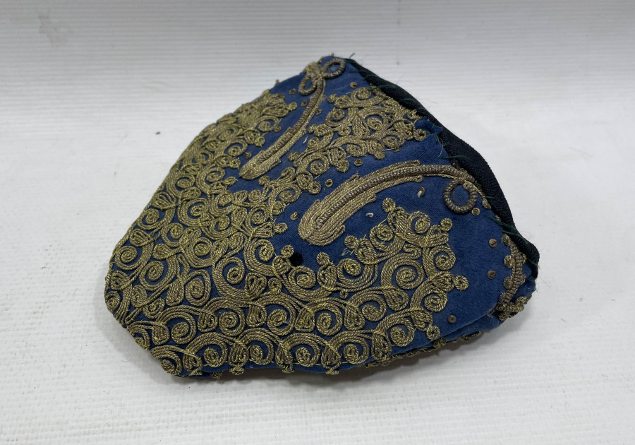 OSMANLI DÖNEMİ ÇUHA ÜZERİ SIRMA İŞÇİLİKLİ KESE