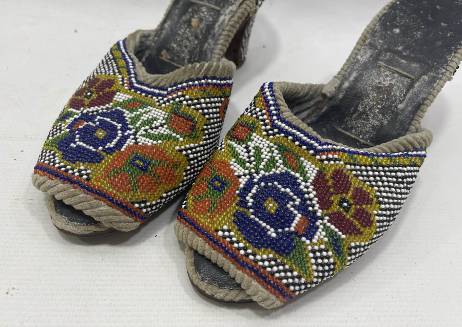 OSMANLI DÖNEMİ ÜZERİ OSMANLICA YAZILI VE OPAL BONCUKLU GELİN TERLİĞİ