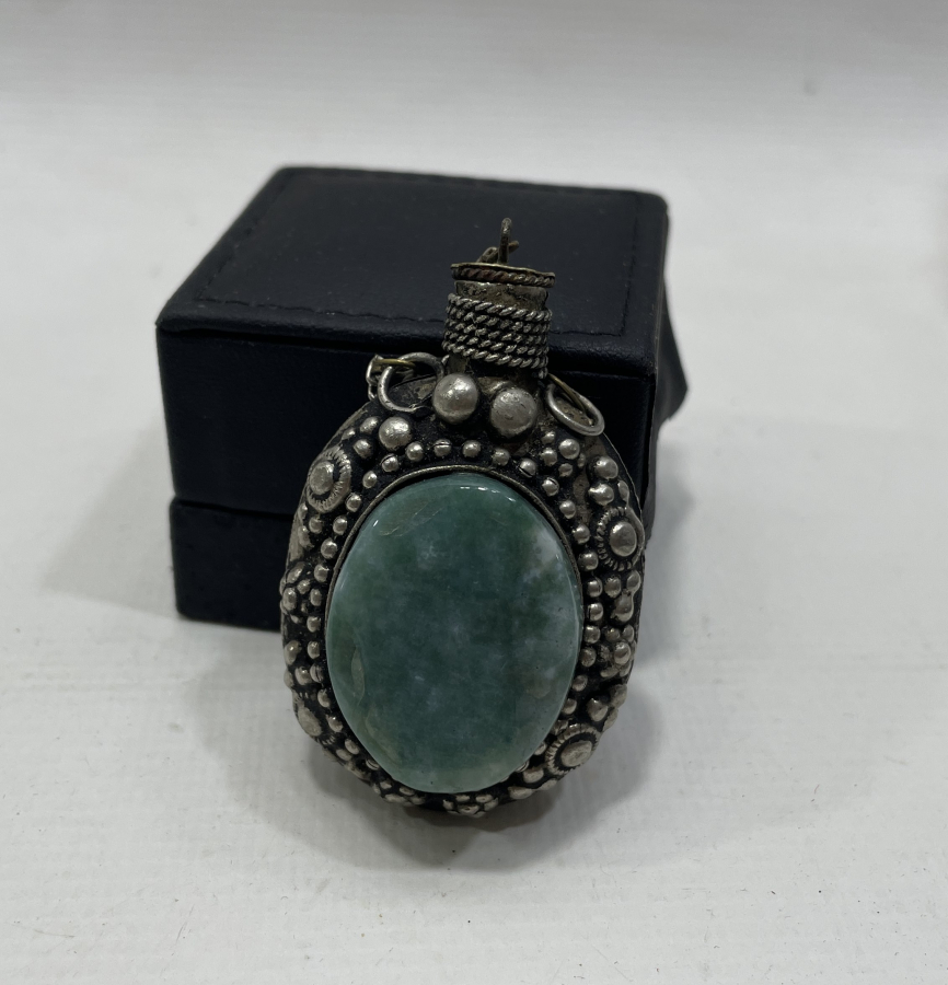 ÜZERİ TAŞLI VE KABARTMA İŞÇİLİKLİ ANTİKA KOKU ŞİŞESİ