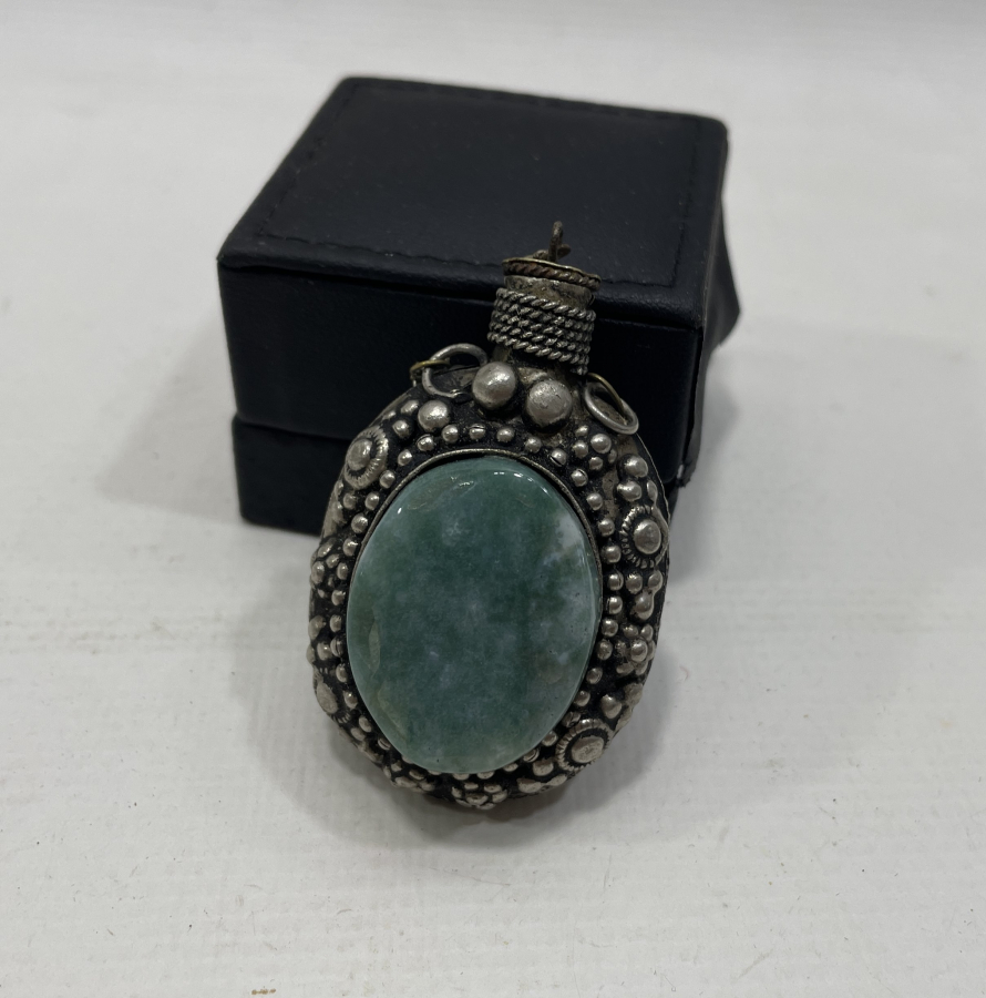 ÜZERİ TAŞLI VE KABARTMA İŞÇİLİKLİ ANTİKA KOKU ŞİŞESİ