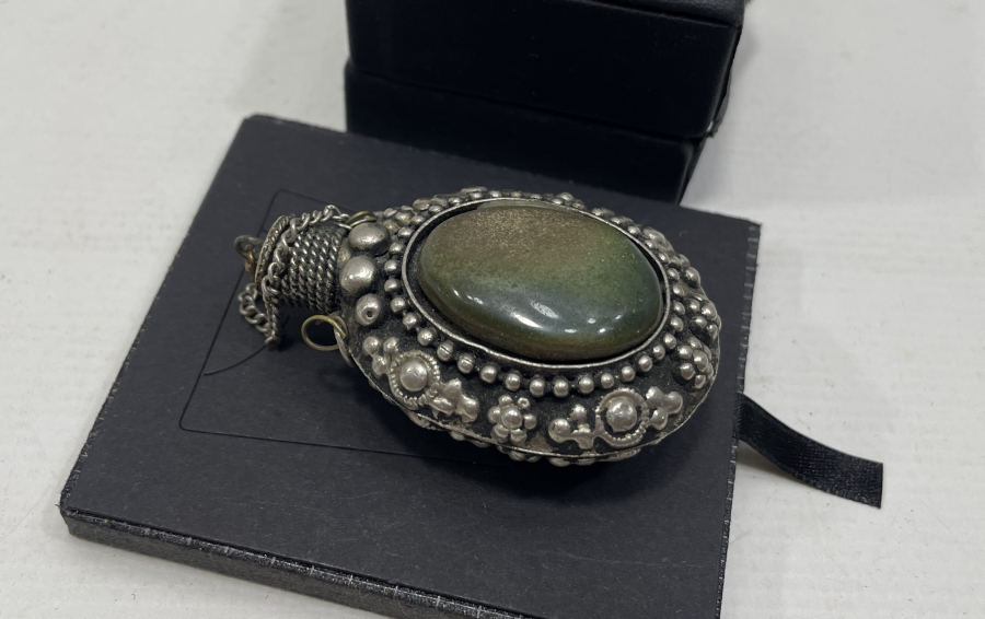 ÜZERİ TAŞLI VE KABARTMA İŞÇİLİKLİ ANTİKA KOKU ŞİŞESİ