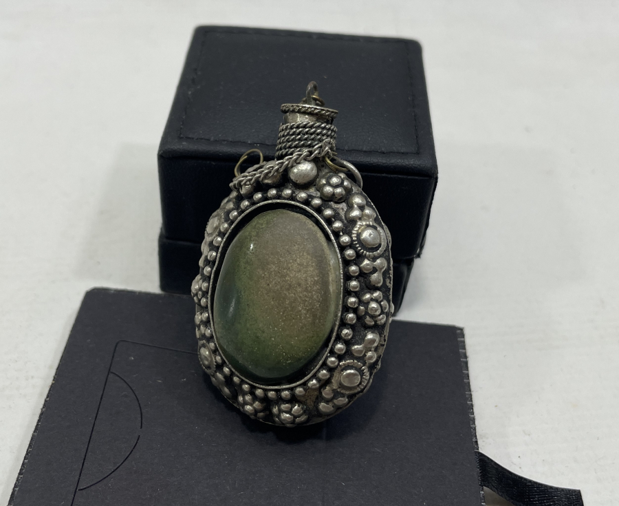 ÜZERİ TAŞLI VE KABARTMA İŞÇİLİKLİ ANTİKA KOKU ŞİŞESİ