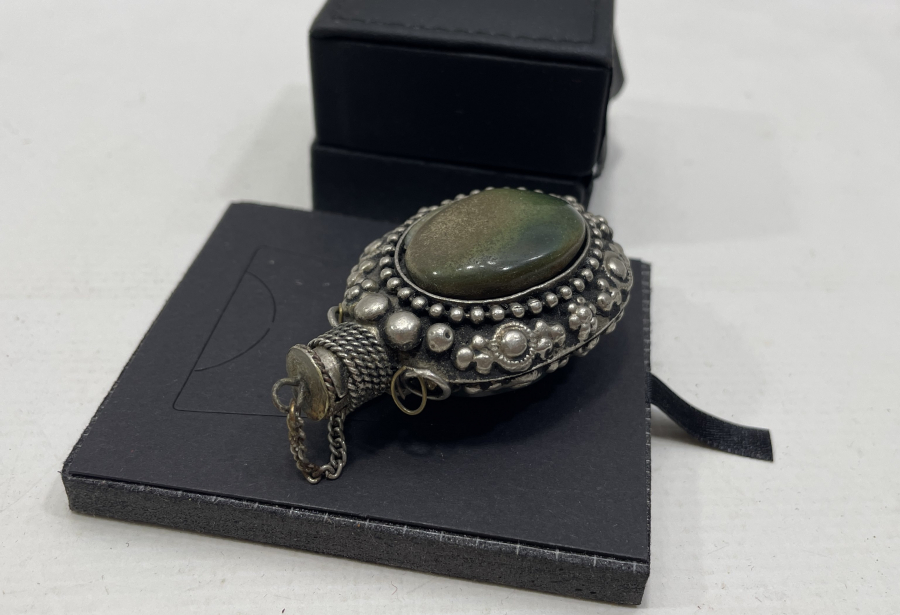 ÜZERİ TAŞLI VE KABARTMA İŞÇİLİKLİ ANTİKA KOKU ŞİŞESİ