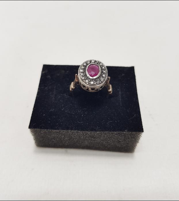 ORTASI BÜYÜK YAKUT TAŞLI ELMAS YÜZÜK