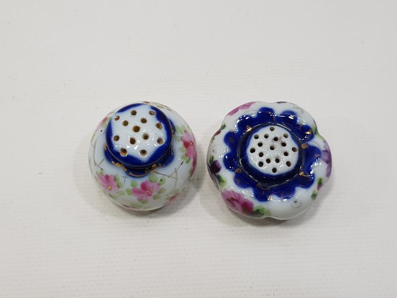 OSMANLI DÖNEMİ BİR ÇİFT PORSELEN BAHARATLIK