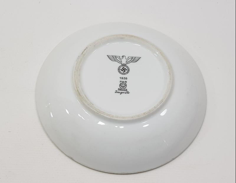 2. DÜNYA SAVAŞI DÖNEMİ 1938 TARİHLİ GAMALI HAÇ DAMGALI ALMAN ASKERİ PORSELEN TABAK